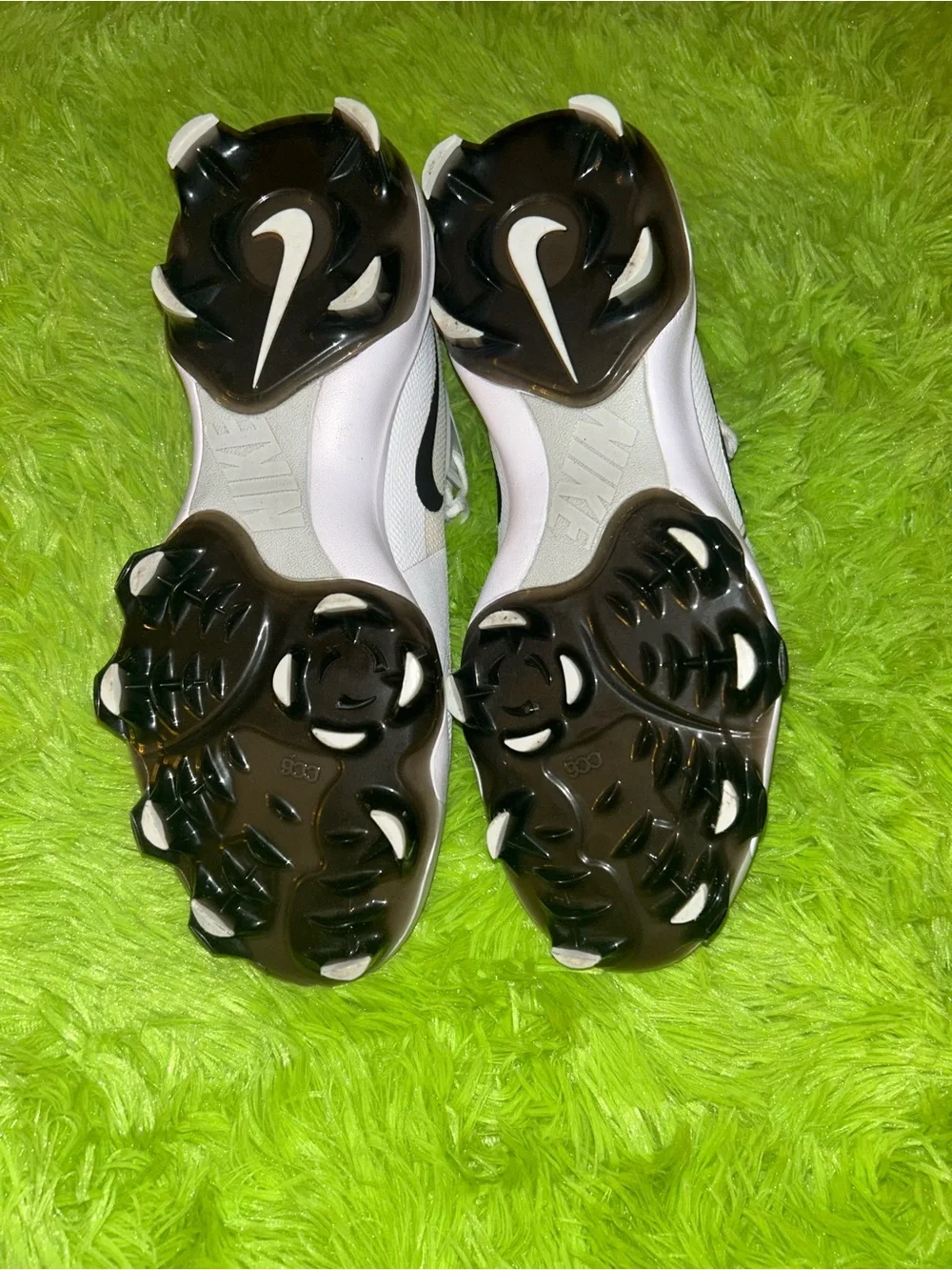 Nike Kids White and Black Baseball Cleats with Silver Accents